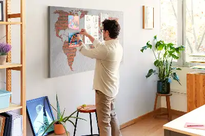 Korktafel mit Weltkarten Motiv auf Ziegelhintergrund