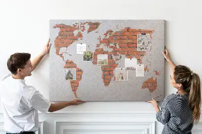 Korktafel mit Weltkarten Motiv auf Ziegelhintergrund