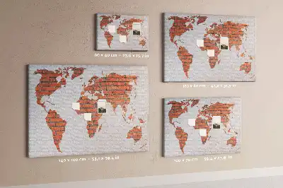 Korktafel mit Weltkarten Motiv auf Ziegelhintergrund