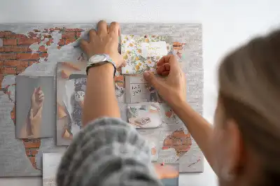 Korktafel mit Weltkarten Motiv auf Ziegelhintergrund