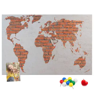 Korktafel mit Weltkarten Motiv auf Ziegelhintergrund