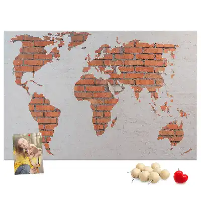 Korktafel mit Weltkarten Motiv auf Ziegelhintergrund