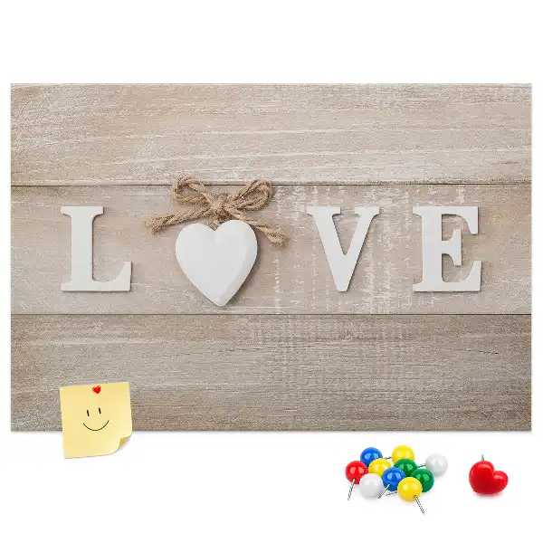 Pinnwand mit dem Motto Liebe im Interieur