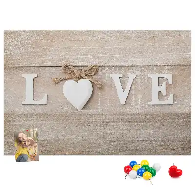 Pinnwand mit dem Motto Liebe im Interieur