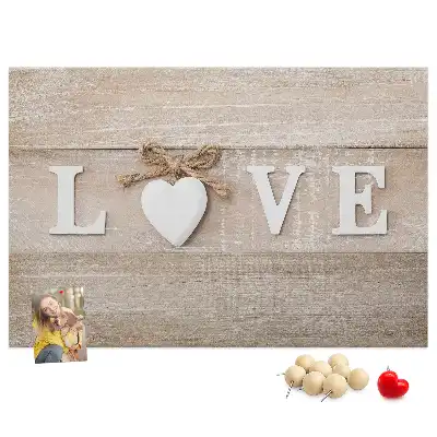 Pinnwand mit dem Motto Liebe im Interieur