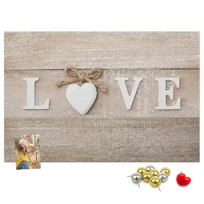 Pinnwand mit dem Motto Liebe im Interieur