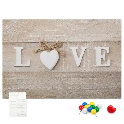 Pinnwand mit dem Motto Liebe im Interieur