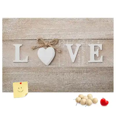Pinnwand mit dem Motto Liebe im Interieur