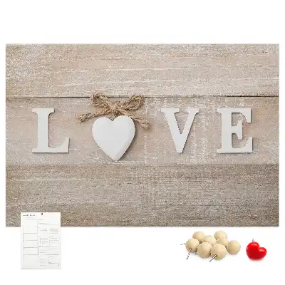 Pinnwand mit dem Motto Liebe im Interieur