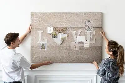 Pinnwand mit dem Motto Liebe im Interieur