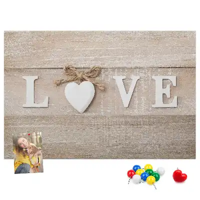 Pinnwand mit dem Motto Liebe im Interieur