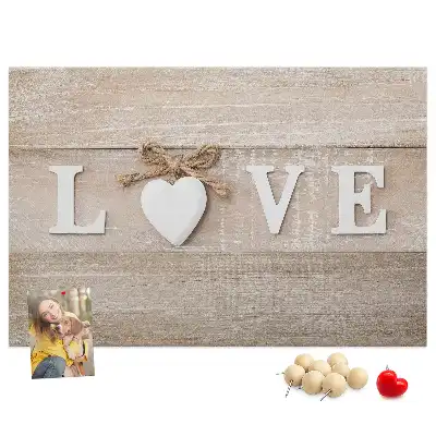 Pinnwand mit dem Motto Liebe im Interieur