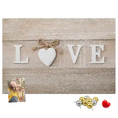 Pinnwand mit dem Motto Liebe im Interieur