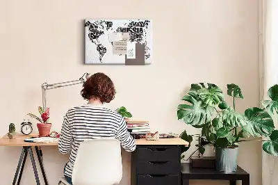 Kork-Pinnwand mit typografischer Kontinentkarte