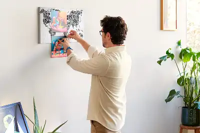 Kork-Pinnwand mit typografischer Kontinentkarte