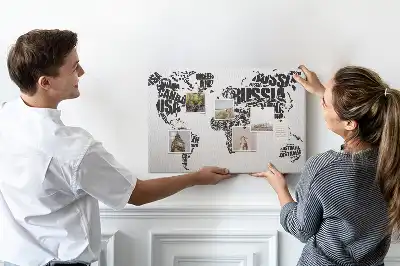 Kork-Pinnwand mit typografischer Kontinentkarte