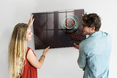 Magnettafel mit Magneten Eine Tasse Kaffee