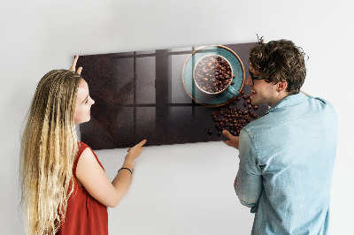 Magnettafel mit Magneten Eine Tasse Kaffee