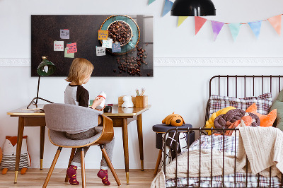 Magnettafel mit Magneten Eine Tasse Kaffee