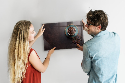 Magnettafel mit Magneten Eine Tasse Kaffee