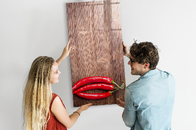 Magnettafel mit Marker Paprika auf einem Brett