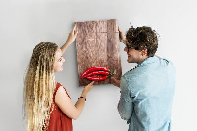 Magnettafel mit Marker Paprika auf einem Brett