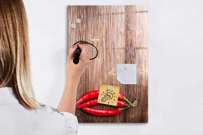 Magnettafel mit Marker Paprika auf einem Brett