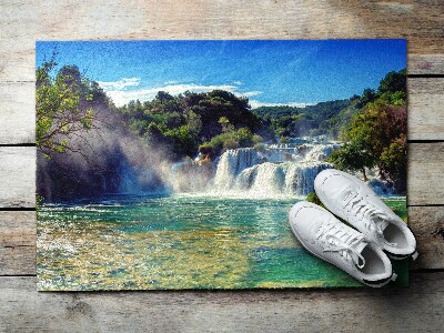 Fußmatte vor der Tür im Freien Tropischer Wasserfall