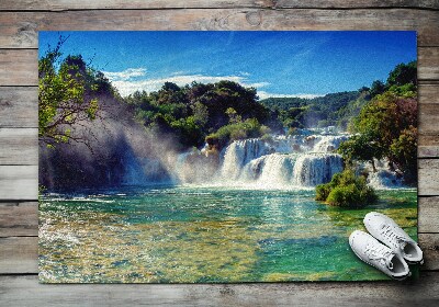 Fußmatte vor der Tür im Freien Tropischer Wasserfall