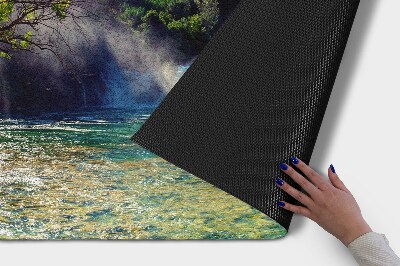 Fußmatte vor der Tür im Freien Tropischer Wasserfall