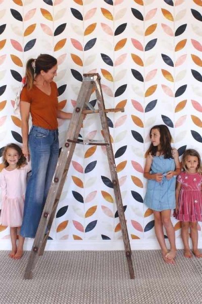 Tapete für eine Wand – wie man dem Raum Muster und Farbe verleiht