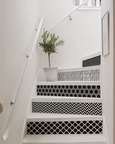Treppenaufkleber mit geometrischen Inspirationen