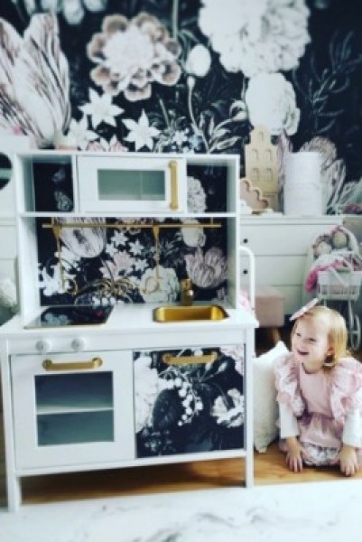 Wie kann man mit Aufklebern schnell das Aussehen alter IKEA-Möbel verändern?