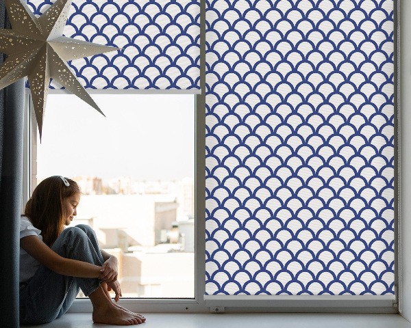 Fensterrollos mit geometrischen Mustern 